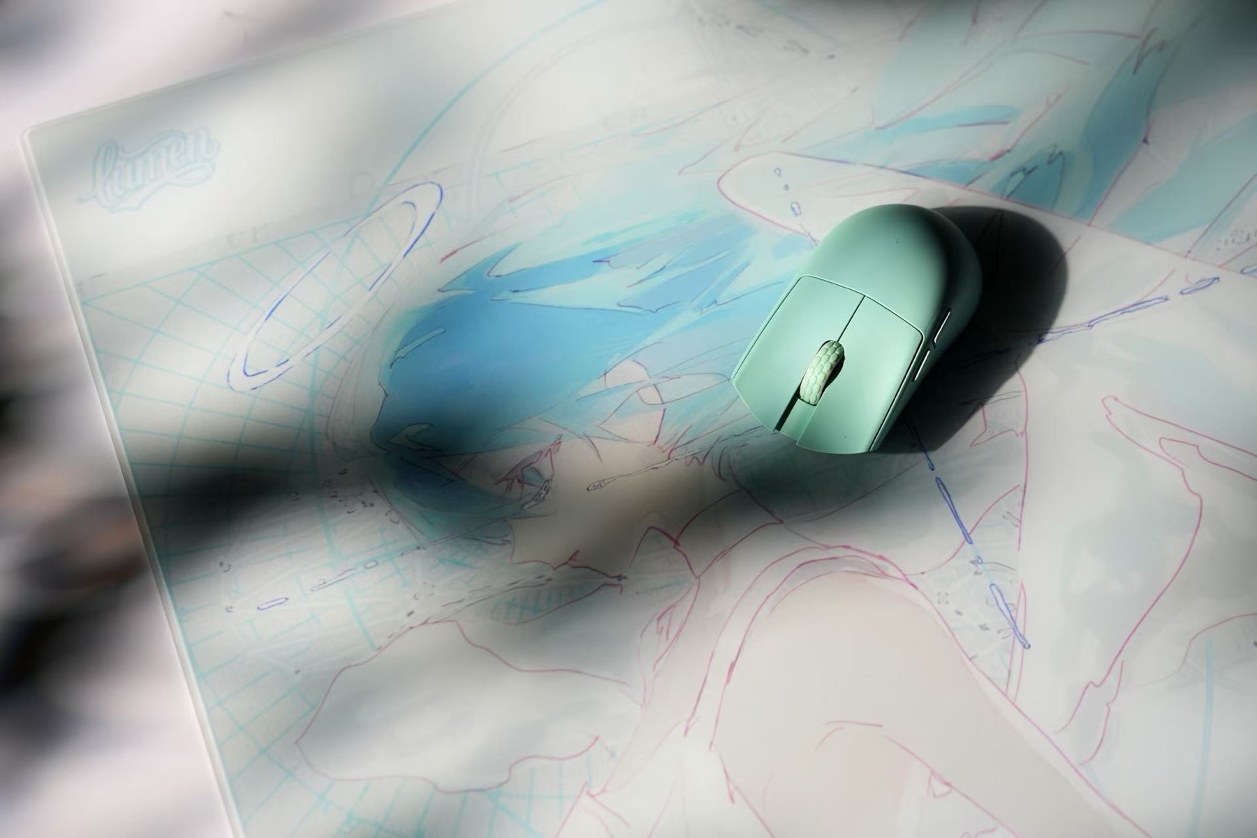 LUMEN REY with mouse on desk